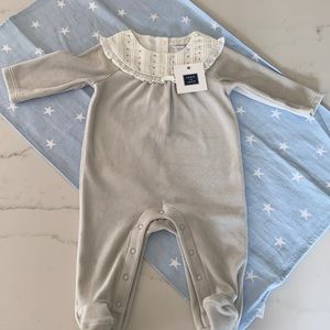 JANIE & JACK NWT 0-3 M VELEVETEEN ONESIE ROMPER HOLIDAY SNAPS FOOTED